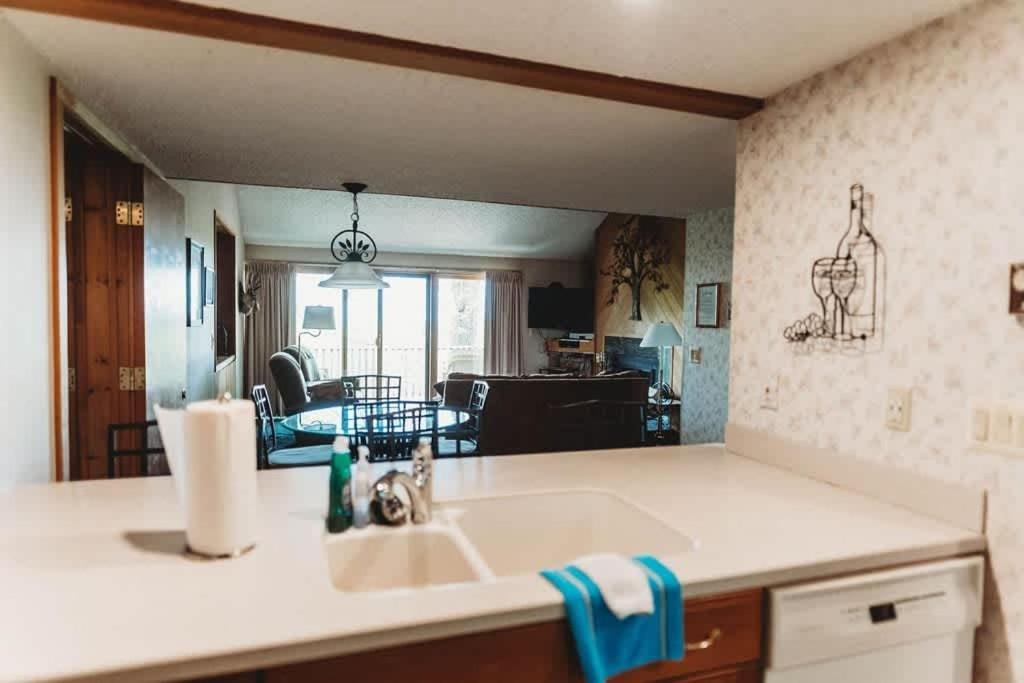 Top Floor Luxury, Sauna, Private Pool, Lake Bellaire Beach, 5 Beds, 4 Full Bath מראה חיצוני תמונה
