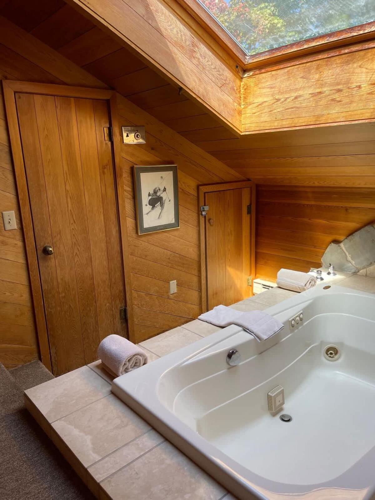 Top Floor Luxury, Sauna, Private Pool, Lake Bellaire Beach, 5 Beds, 4 Full Bath מראה חיצוני תמונה