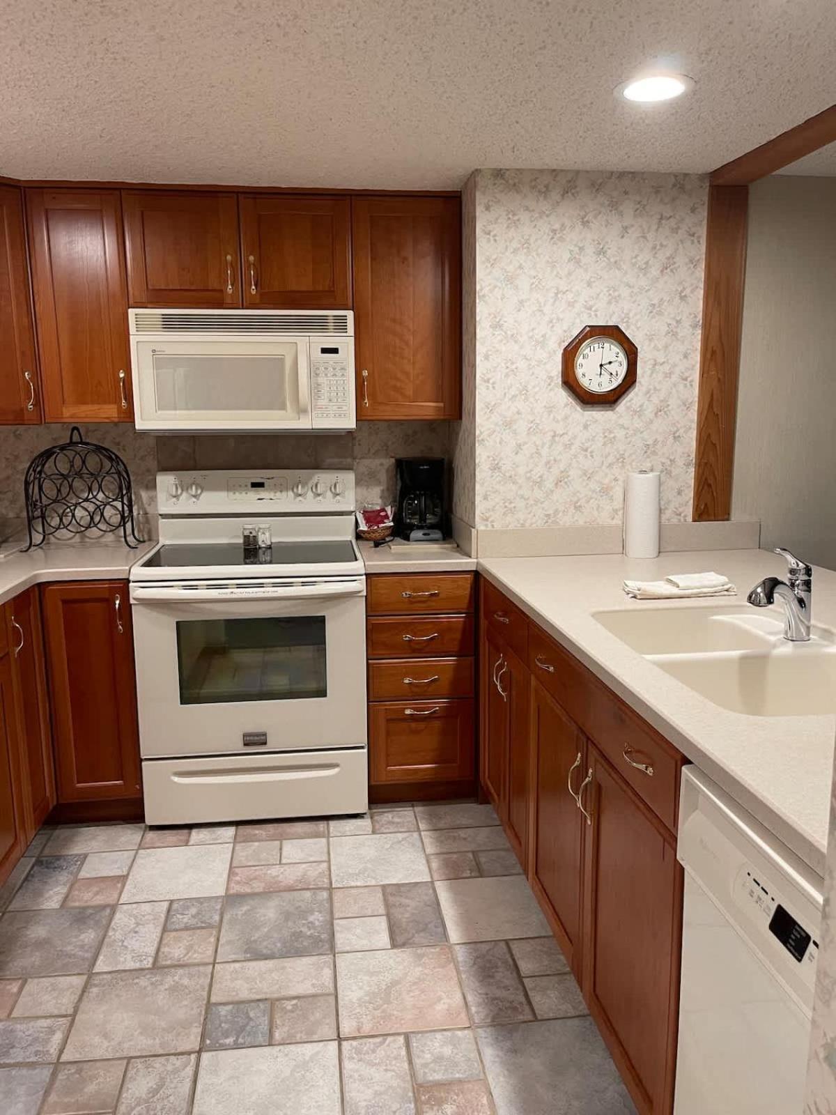 Top Floor Luxury, Sauna, Private Pool, Lake Bellaire Beach, 5 Beds, 4 Full Bath מראה חיצוני תמונה