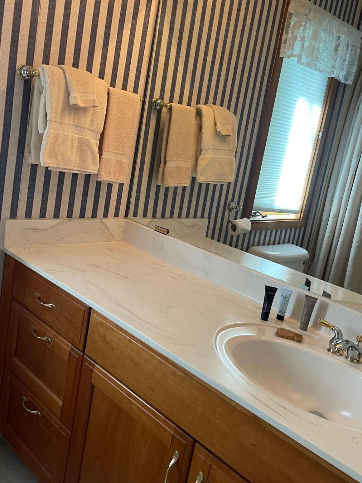 Top Floor Luxury, Sauna, Private Pool, Lake Bellaire Beach, 5 Beds, 4 Full Bath מראה חיצוני תמונה